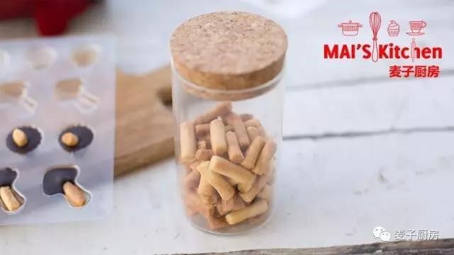 当手指饼遇到巧克力就变成蘑菇力,烤出来的饼干条密封储存,直接食用即可。