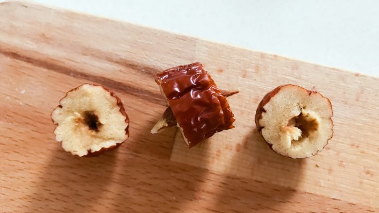 宝宝辅食:红枣脆片-30M ,然后手稍稍用力转动一下,就可以把红枣两边的果肉给转下来了,现在果核就在中间的果肉上了。