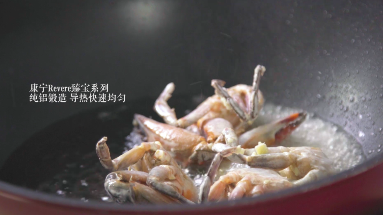 泡椒蟹,锅中入油,放入腌好的石蟹炸至蟹肉金黄取出。