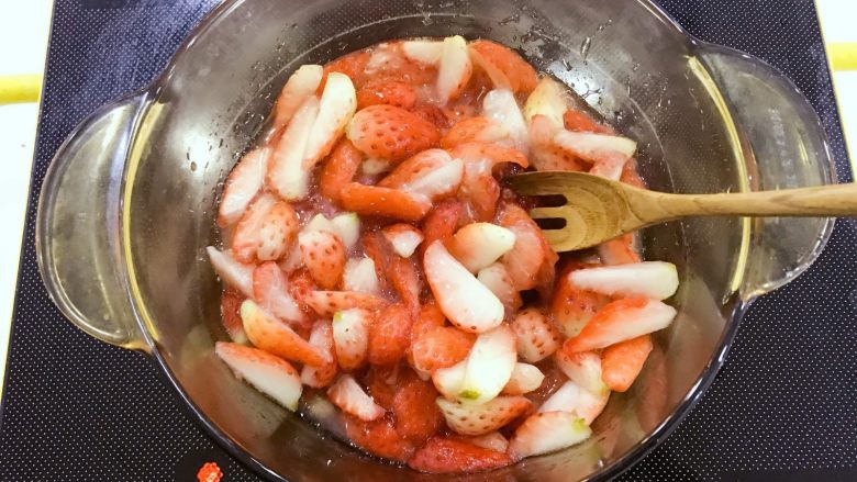 宝宝辅食:草莓酱-12M ,将腌制好的草莓全部倒入锅中。