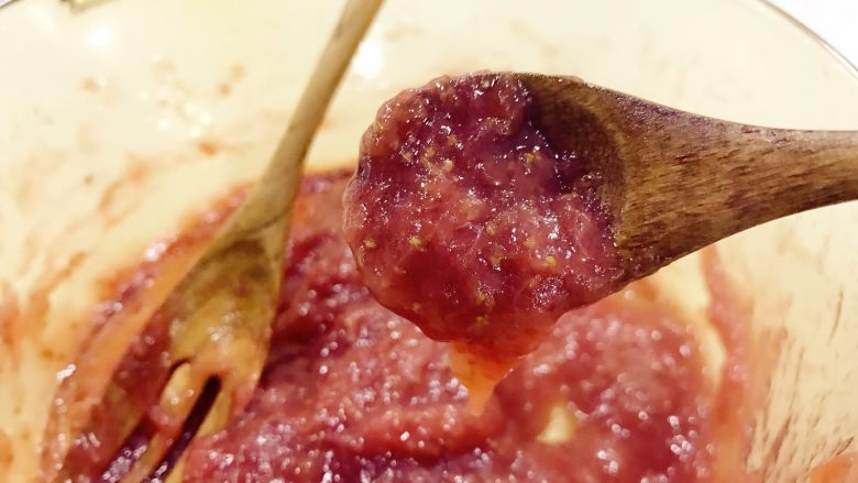 宝宝辅食:草莓酱-12M ,继续熬制5-10分钟左右,勺子上能挂住草莓酱,呈现如图状态关火即可。