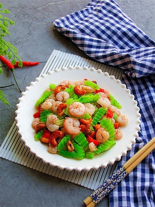 腰果炒虾仁,装盘,美味即享;
