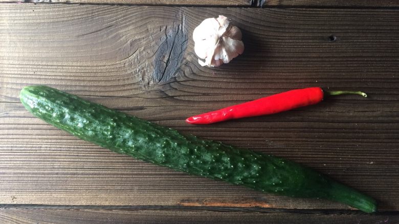 油爆黄瓜卷,制作前必须准备好材料,材料就是这样非常的简单