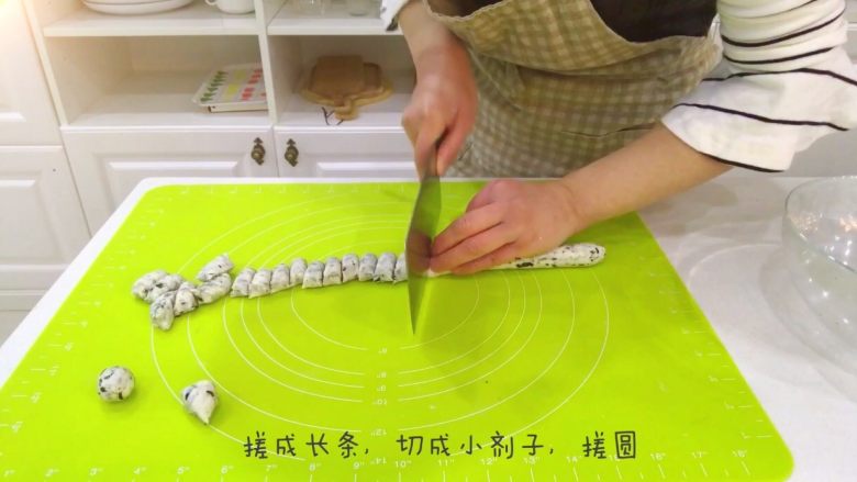 宝宝辅食:海苔米仙贝-36M ,用手搓成长条,用刀切成差不多大小的小剂子。
》大小大家根据自己的习惯调整哈,没有固定要
