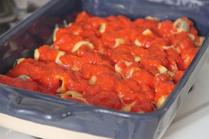 辣味香脆比萨,在烤盘上倒入一半的混合通心粉,然后抹上一层<a style='color:red;display:inline-block;' href='/shicai/ 12045'>意大利面酱</a>。