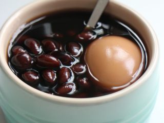 滋补甜汤——黑豆红糖炖蛋