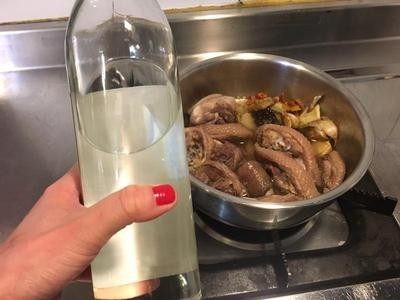 美味快速醉鸡,再度倒入米酒盖过已经蒸熟的鸡腿放凉,冰在冷藏室一整晚(因为米酒蒸煮后挥发去腥味了,如不喜欢酒味太重请省略)