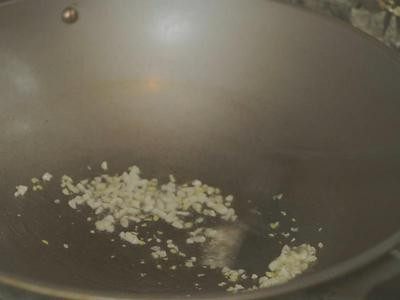 蚂蚁上树(超详细步骤),热油加入大蒜略炒