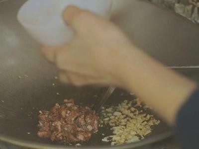 蚂蚁上树(超详细步骤),加入绞肉 ,炒散