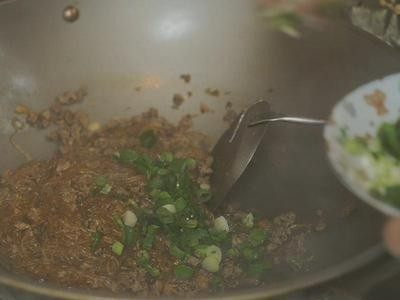 蚂蚁上树(超详细步骤),撒上葱花