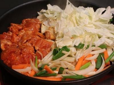 辣炒起司春川鸡,煎锅烧热后加油,食材下锅略煎,鸡皮朝下,烧软后加入辣酱拌炒均匀