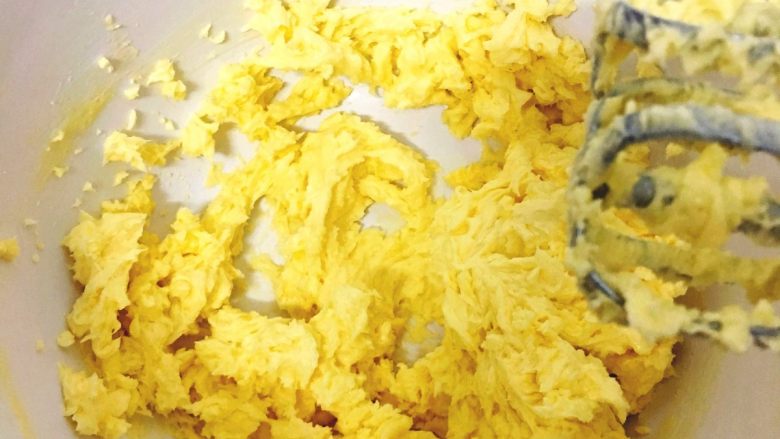 杏仁小饼干,一直打到顺滑。