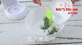 无添加|菠菜蜂蜜蒸糕,接着加入菠菜叶和<a style='color:red;display:inline-block;' href='/shicai/ 865'>蜂蜜</a>,使用翻拌的手法,翻拌均匀,即完成面糊。