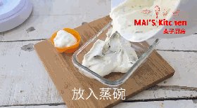 无添加|菠菜蜂蜜蒸糕,将面糊倒入容器内,放于锅中,盖上锅盖蒸10分钟。