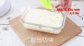 无添加|菠菜蜂蜜蒸糕,用刮刀松动容器四周,倒扣容器取出蒸糕,降温后,切小块品尝。