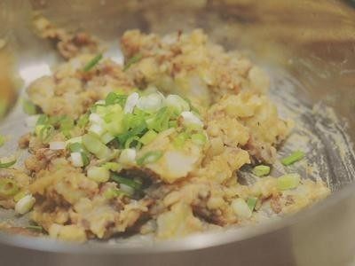 培根起司马铃薯,加入葱花拌匀
马铃薯皮填入馅料
