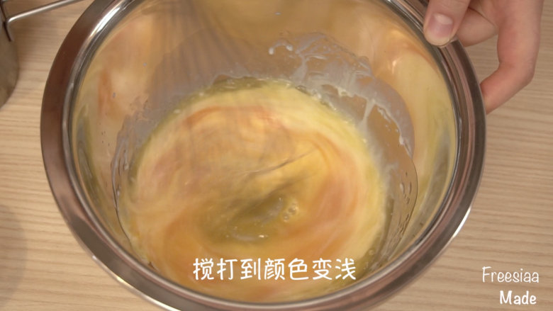 可可戚风 巧克力围边奶油蛋糕(视频菜谱),可可戚风蛋糕:蛋白、蛋黄分离开,蛋黄里倒入融化的黄油、<a style='color:red;display:inline-block;' href='/shicai/ 219'>牛奶</a>、1/3细砂糖,充分搅打混合均匀(搅拌到颜色稍变浅,充分乳化)