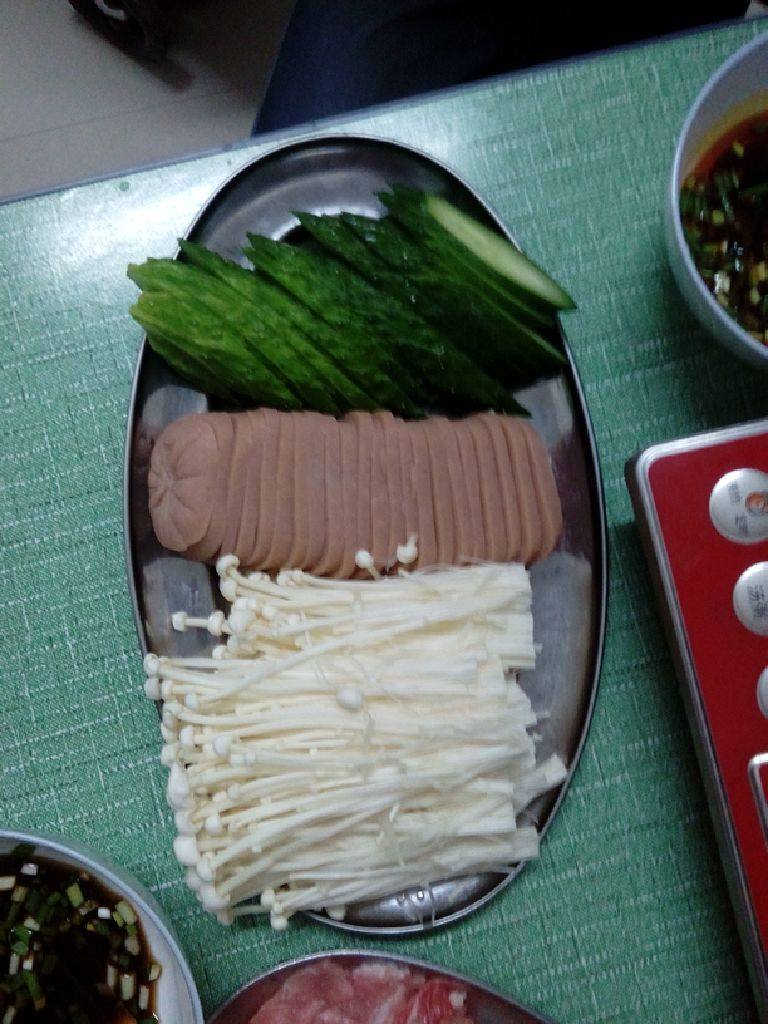 清汤火锅,把喜爱的菜切好摆盘