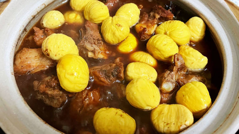 板栗排骨煲,加入板栗,继续焖煮15分钟