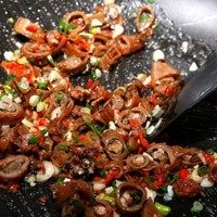 蜜汁小卷三角饭团,将步骤1的材料放入炒锅,以中火翻炒至收汁备用。