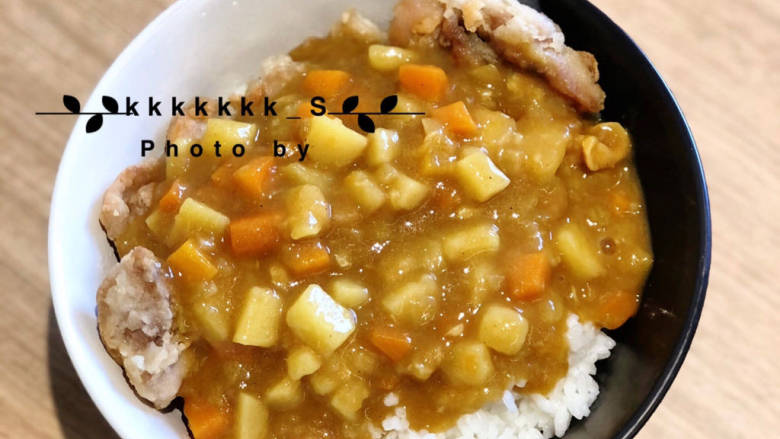 日式鸡排咖喱饭🍛,可以淋在鸡排上,也可以淋在旁边,保持鸡排的酥脆。