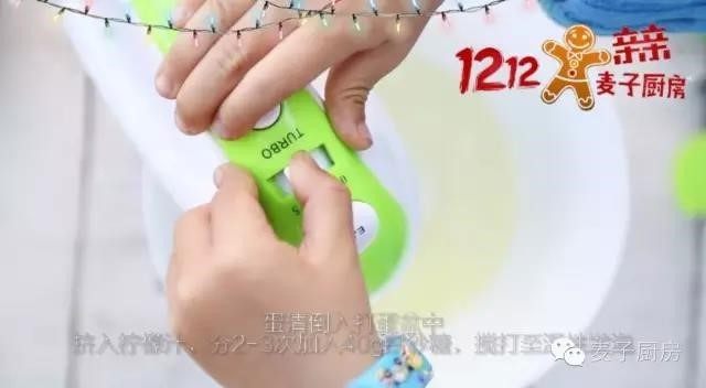 红丝绒奶油卷,启动打蛋器1档搅打均匀，分2-3次加入40g<a style='color:red;display:inline-block;' href='/shicai/ 869'><a style='color:red;display:inline-block;' href='/shicai/ 869'>白砂糖</a></a>，搅打至湿性发泡。