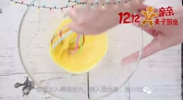 红丝绒奶油卷,调理盆内加入蛋黄，倒入巧克力融锅内的混合液，搅拌均匀。