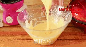 外脆内松的戚风松饼,小红锅装上圆形华夫烤盘预热完成后,舀入约180g面糊。
