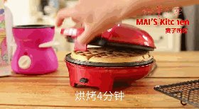 外脆内松的戚风松饼,机子盖上上盖,烘烤4分钟即可。