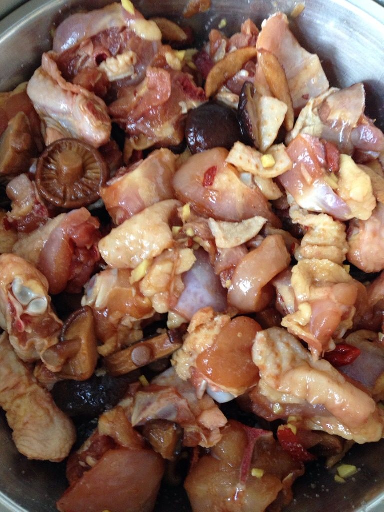 香菇滑鸡饭,将香菇和鸡肉用<a style='color:red;display:inline-block;' href='/shicai/ 10588'>糖</a>，<a style='color:red;display:inline-block;' href='/shicai/ 720'>胡椒粉</a>，<a style='color:red;display:inline-block;' href='/shicai/ 135409'>蒸鱼酱油</a>，少许<a style='color:red;display:inline-block;' href='/shicai/ 762'>老抽</a>，<a style='color:red;display:inline-block;' href='/shicai/ 2800'>生姜</a>，少许生粉，料酒一起腌两小时以上。蒸之前再撒盐。两小时后入锅大火蒸二十分钟。要用不锈钢盘装鸡肉蒸。