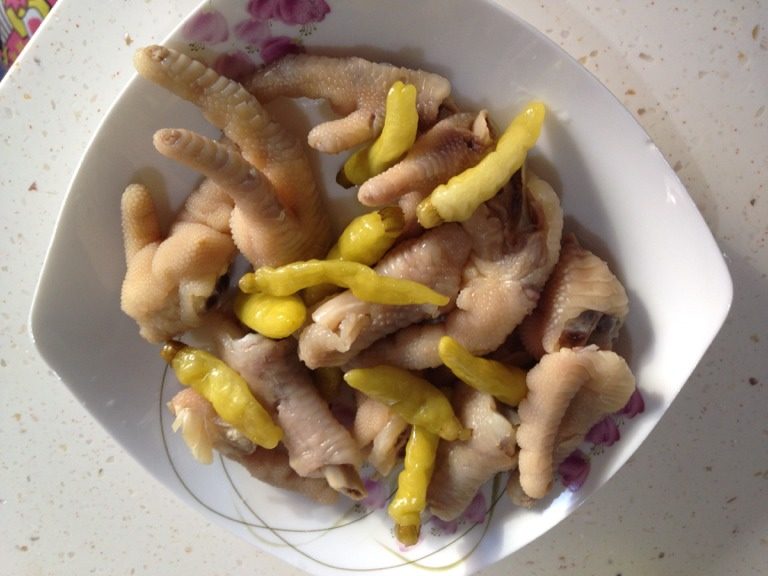 泡椒凤爪,如图最后把处理好的鸡爪放进去,泡一天就可以吃了。