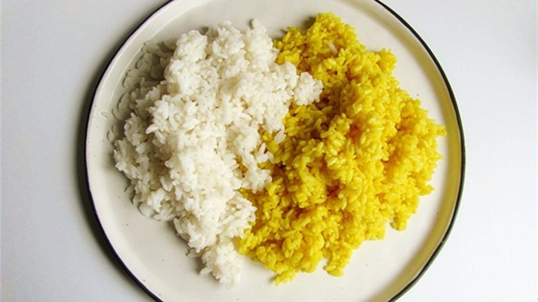 好看的蛋炒饭炼成记,做好的米饭如果剩了可以放在冰箱里冻一下再拿出来化冻,会一粒一粒的感觉,我这是两种颜色的米饭,黄色稍微多一些,也可以不放白米饭