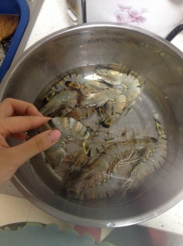油焖大虾,把虾洗净，去虾线