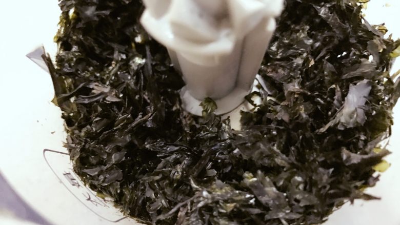 宝宝辅食:拌饭芝麻海苔-12M+,放入料理机的研磨杯里,搅拌一会就停下观察,不需要搅拌很碎,如图只要没有大片的就可以啦。
