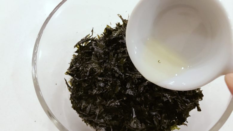 宝宝辅食:拌饭芝麻海苔-12M+,在打碎的紫菜中倒入少许植物油/香油,用筷子搅拌均匀,这一步也可以省去哈。
