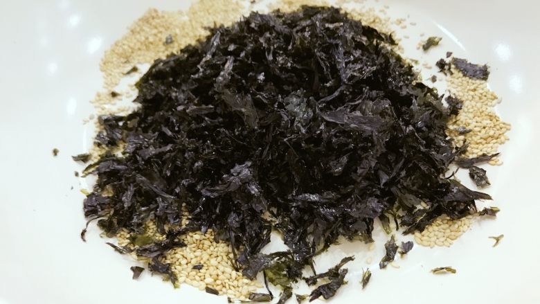 宝宝辅食:拌饭芝麻海苔-12M+,倒入处理好的紫菜碎,小火不断翻炒3分钟左右。
》定期翻炒是为了不要焦掉,如果用明火很难控制火力,可以翻炒后关火余温慢慢烘,然后继续小火翻炒,关火用余温烘。