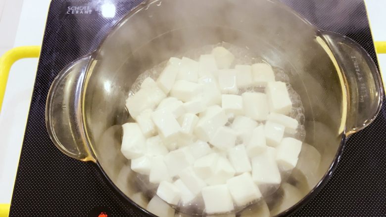 宝宝辅食:南瓜豆腐虾皮煲-8M+,准备一个小汤锅,稍稍加热,加入步骤3中准备好的豆腐。