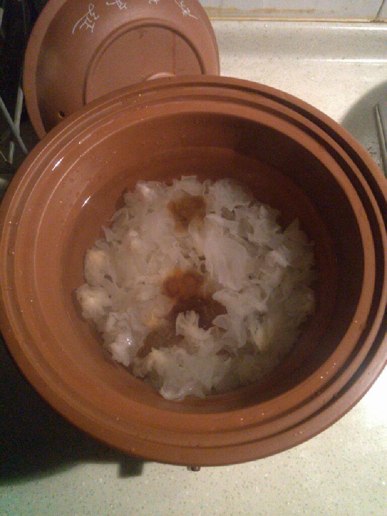 银耳雪莲桃花泪羹,将银耳,雪莲子,桃胶放入炖锅,炖煮到自己喜欢的软糯程度。