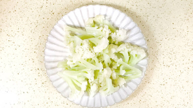 椒盐花菜,焯水后,控干水分