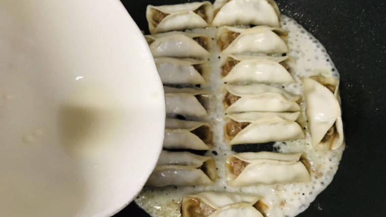 牛肉锅贴,2分钟到了,沿着锅边倒入冰花汁,加盖继续煎2分钟;