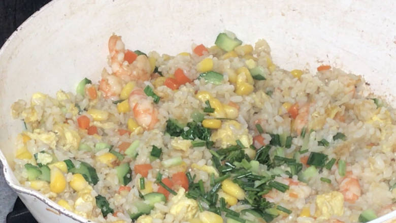 玉米虾仁蛋炒饭,炒至出浓浓的香味,成散斢状,撒入葱花,炒匀