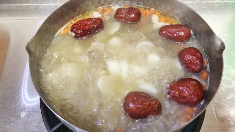 山药瘦肉汤,煮至汤汁浓稠