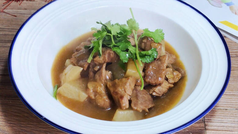 适合小朋友吃的萝卜炖牛肉,出锅装盘,<a style='color:red;display:inline-block;' href='/shicai/ 131'>香菜</a>点缀
