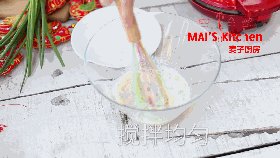 香葱味蛋卷,倒入<a style='color:red;display:inline-block;' href='/shicai/ 548'>低筋面粉</a>,搅拌均匀成面糊。
