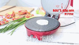香葱味蛋卷,小红锅装上蛋卷烤盘预热完成后,使用挖球勺舀入约28g面糊,盖上上盖,烘烤1.5分钟至饼成金黄色即可。