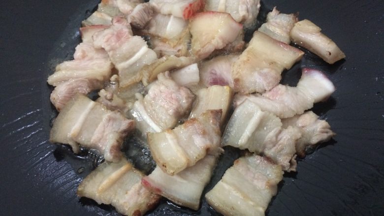 农家小煲笋,五花肉在锅中煸出油来,由于笋特别吸油所以不要舍不得下。