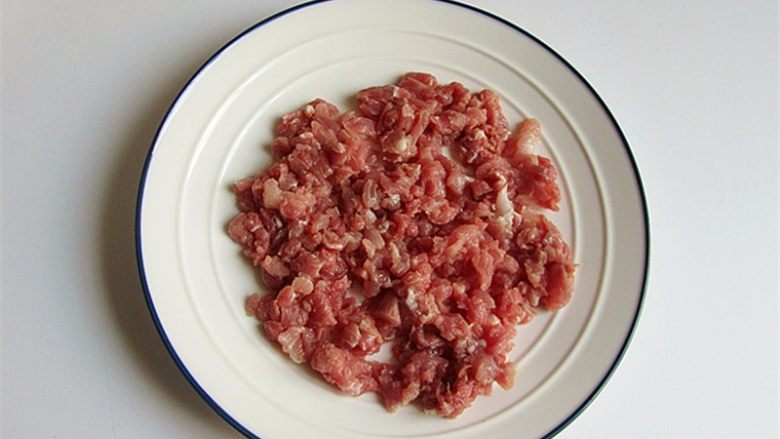 自制开胃下饭的沙茶肉末酱,<a style='color:red;display:inline-block;' href='/shicai/ 414'>猪肉</a>切成条后再横过来切成大碎丁,不用太碎