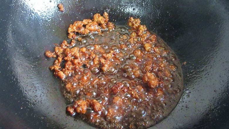 肉末酱香豆角面,翻匀,爆炒至肉末上色均匀