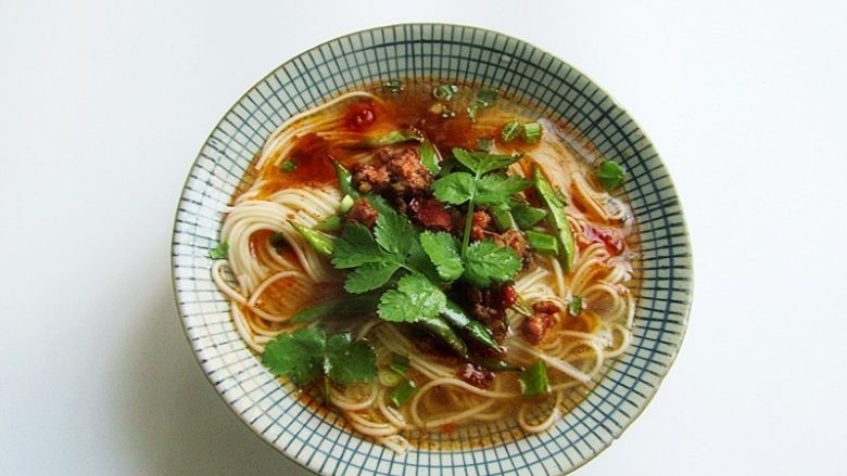 肉末酱香豆角面,撒入葱蒜碎,炒菜的汤汁加入香醋少许、面汤调匀一起浇在碗内,并放少许香菜在表面装饰一下