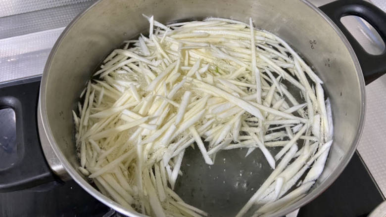 茭白炒鸡蛋,坐锅烧水,水开,下茭白焯水一分钟,捞出沥水备用